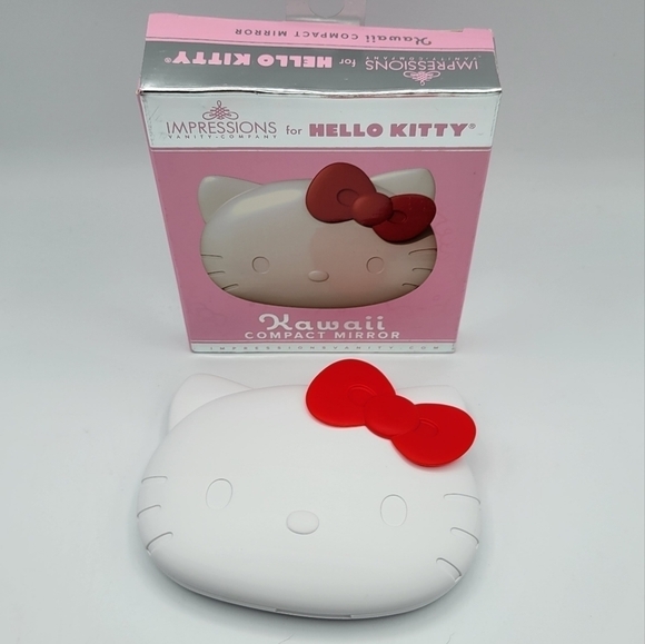 Sanrio Hello Kitty Impressions Kawaii Compact Light Up Mirror - Picture 4 of 9